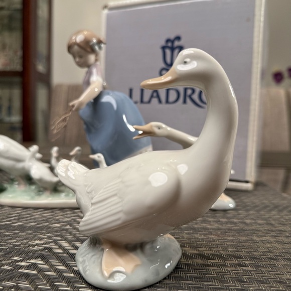 Lladro #5503 “Here They Come” Figurine + 3 NAO by Lladro Geese Set with Box - Picture 5 of 7